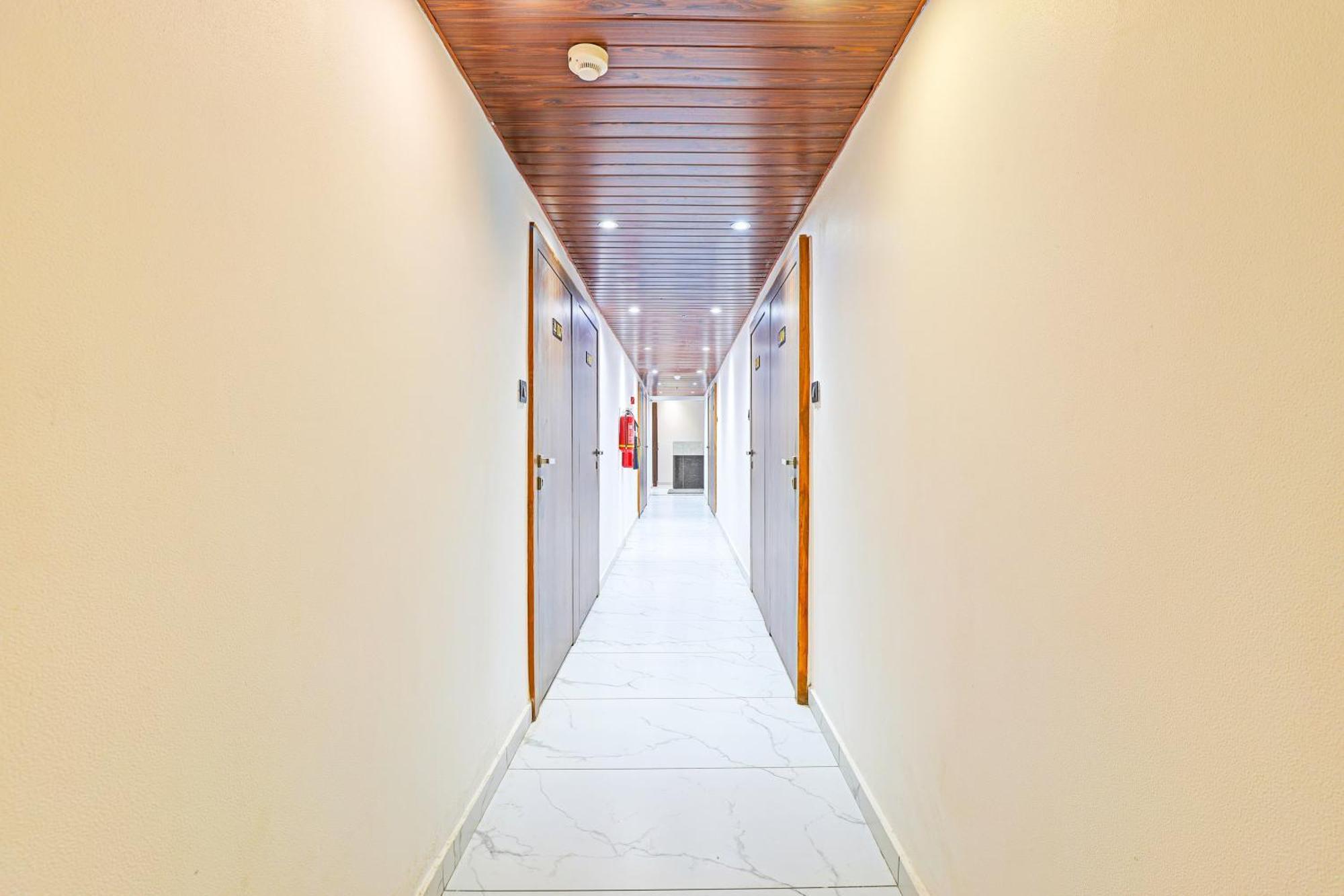 Super Hotel O Althan Formerly Hotel Niraant スーラト エクステリア 写真