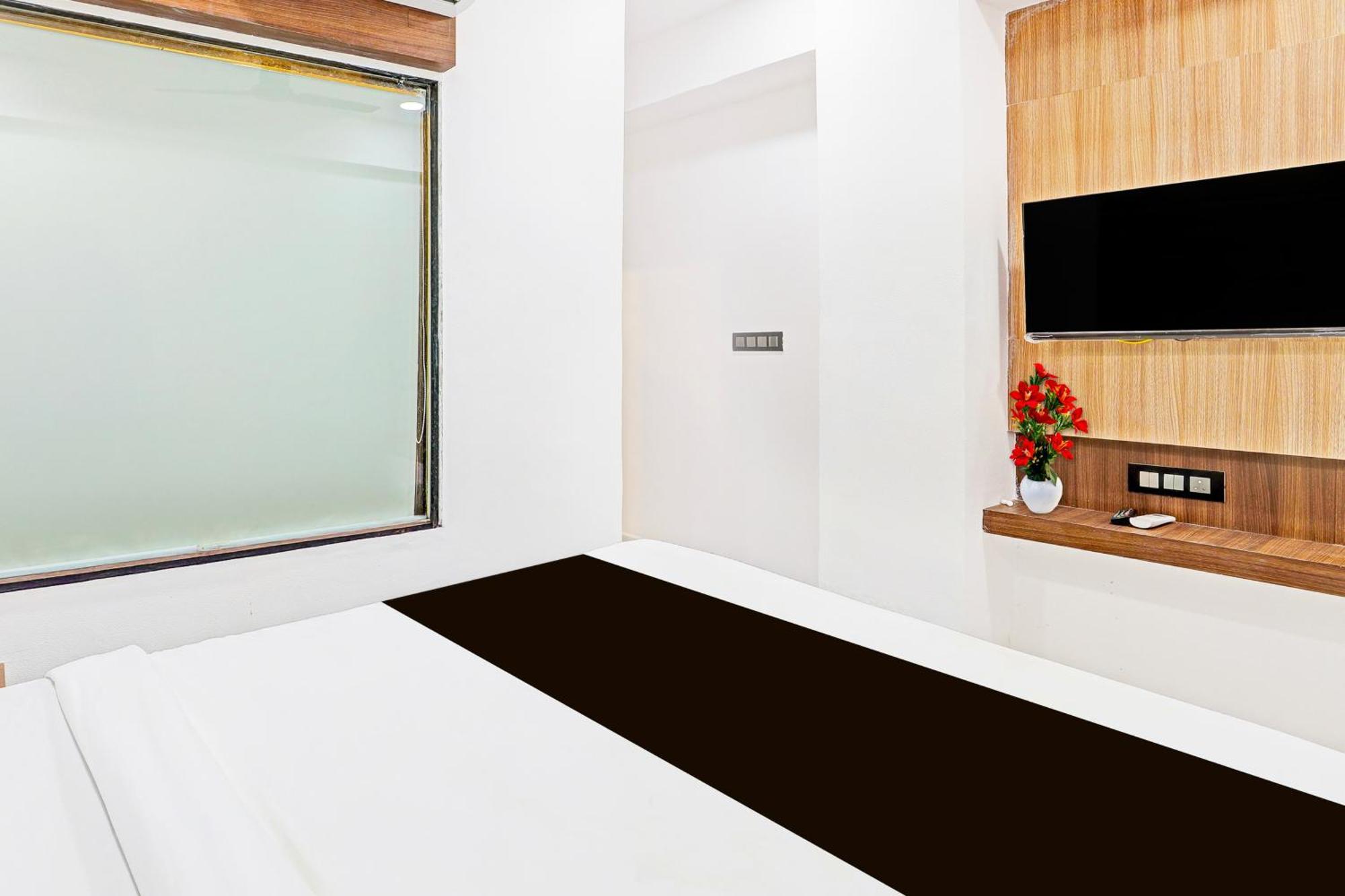 Super Hotel O Althan Formerly Hotel Niraant スーラト エクステリア 写真