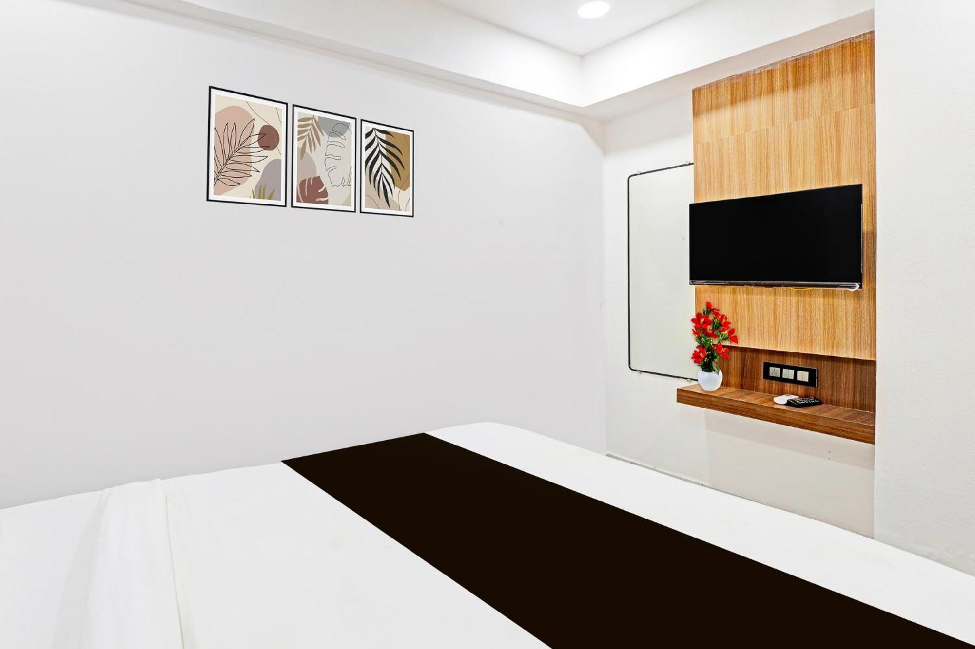 Super Hotel O Althan Formerly Hotel Niraant スーラト エクステリア 写真