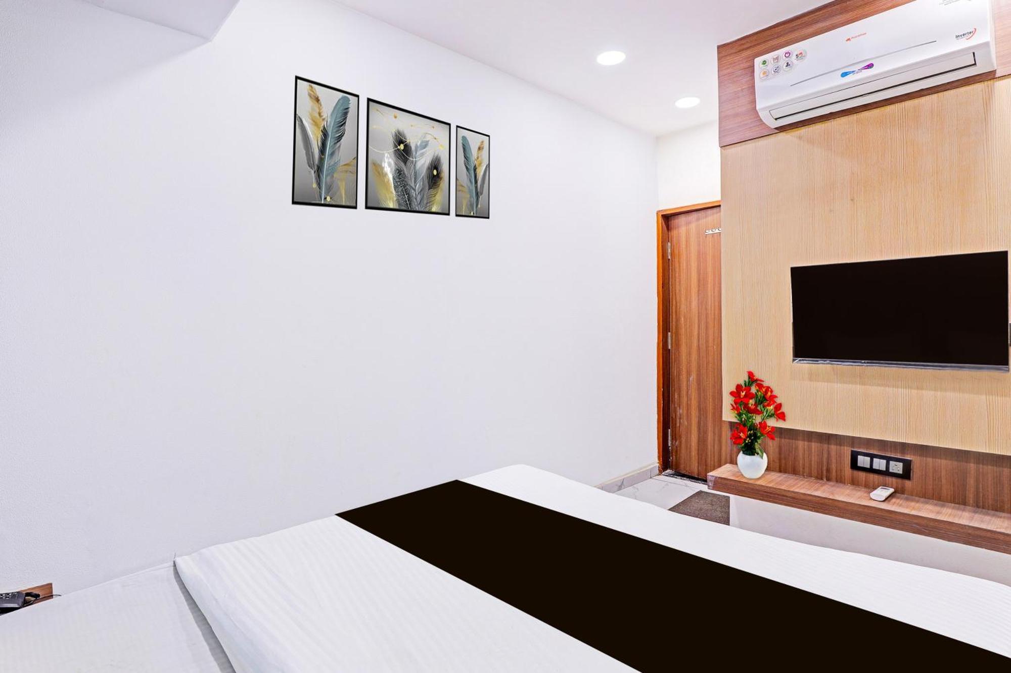 Super Hotel O Althan Formerly Hotel Niraant スーラト エクステリア 写真