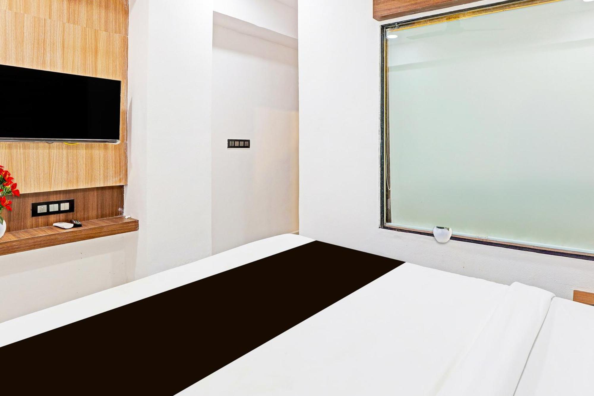 Super Hotel O Althan Formerly Hotel Niraant スーラト エクステリア 写真