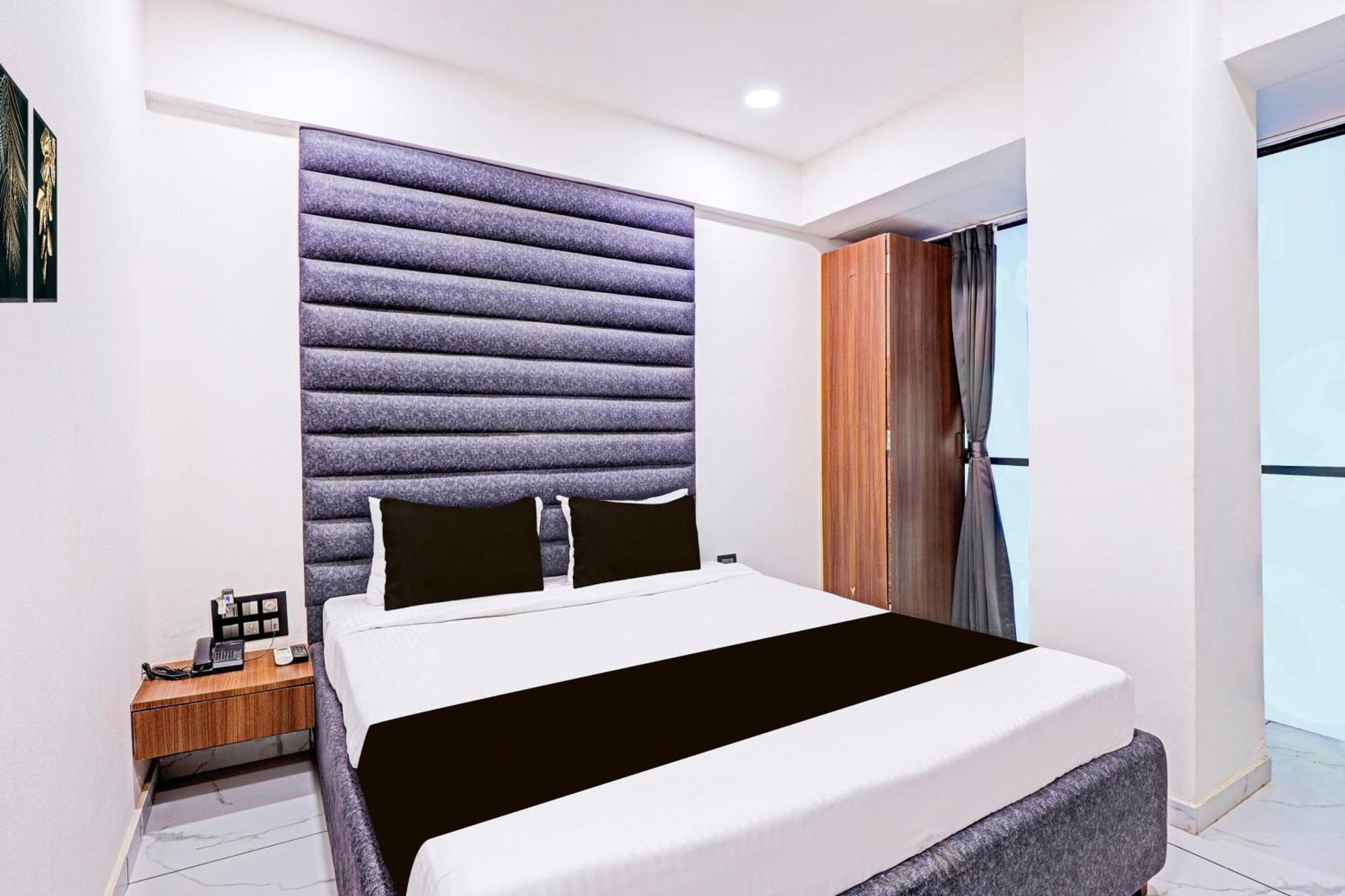 Super Hotel O Althan Formerly Hotel Niraant スーラト エクステリア 写真