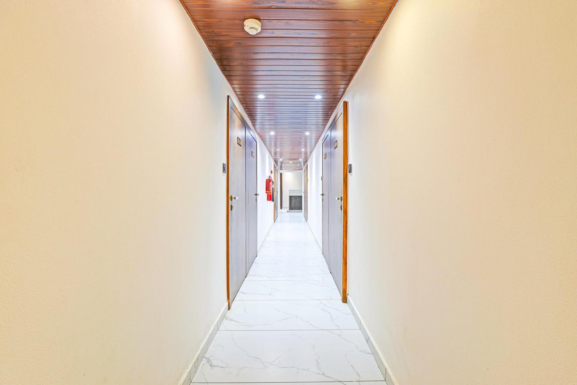 Super Hotel O Althan Formerly Hotel Niraant スーラト エクステリア 写真