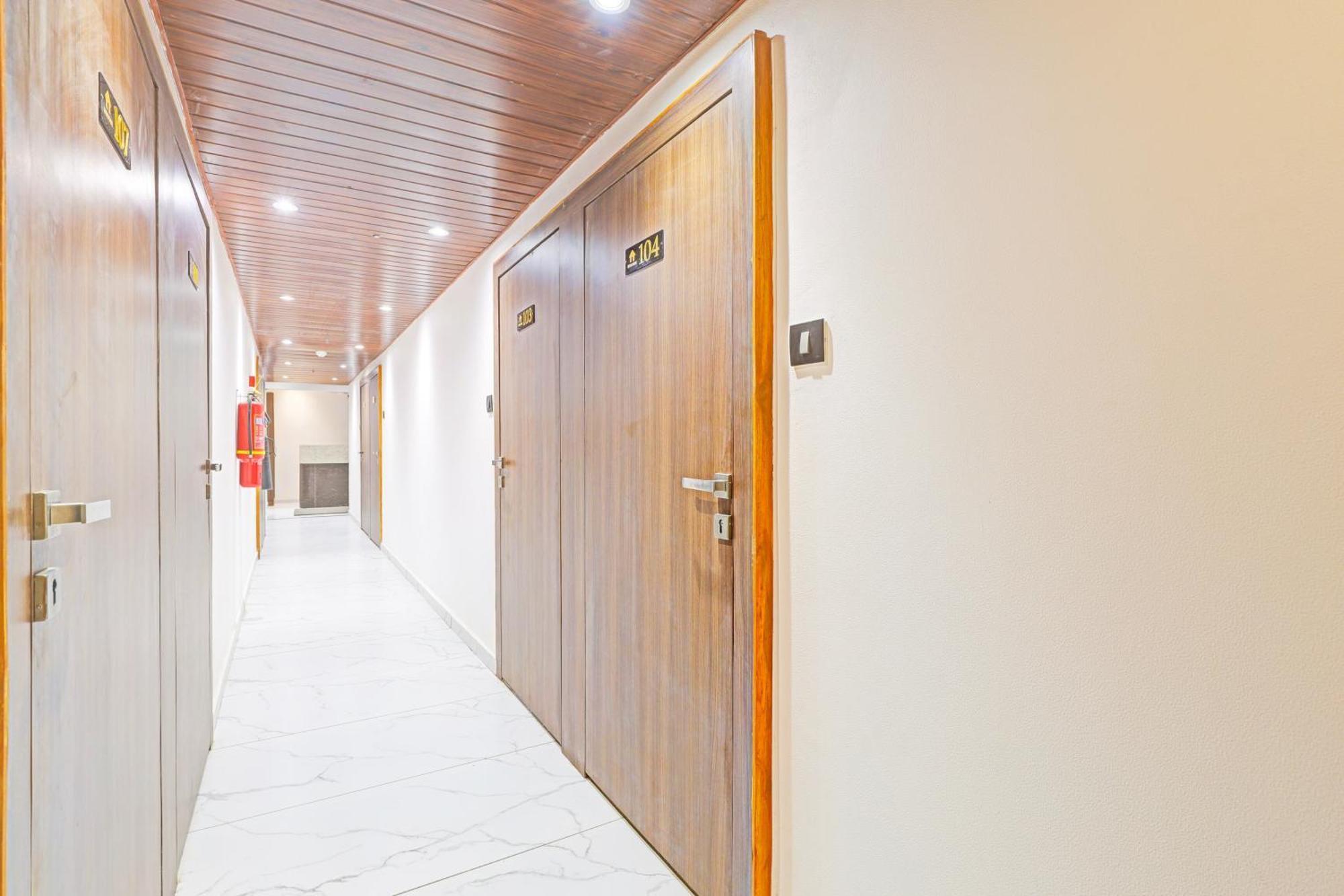 Super Hotel O Althan Formerly Hotel Niraant スーラト エクステリア 写真